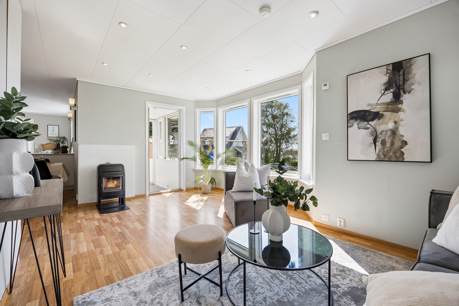 Lys og innbydende stue med store vindusflater som slipper inn rikelig med dagslys. Galleribilde