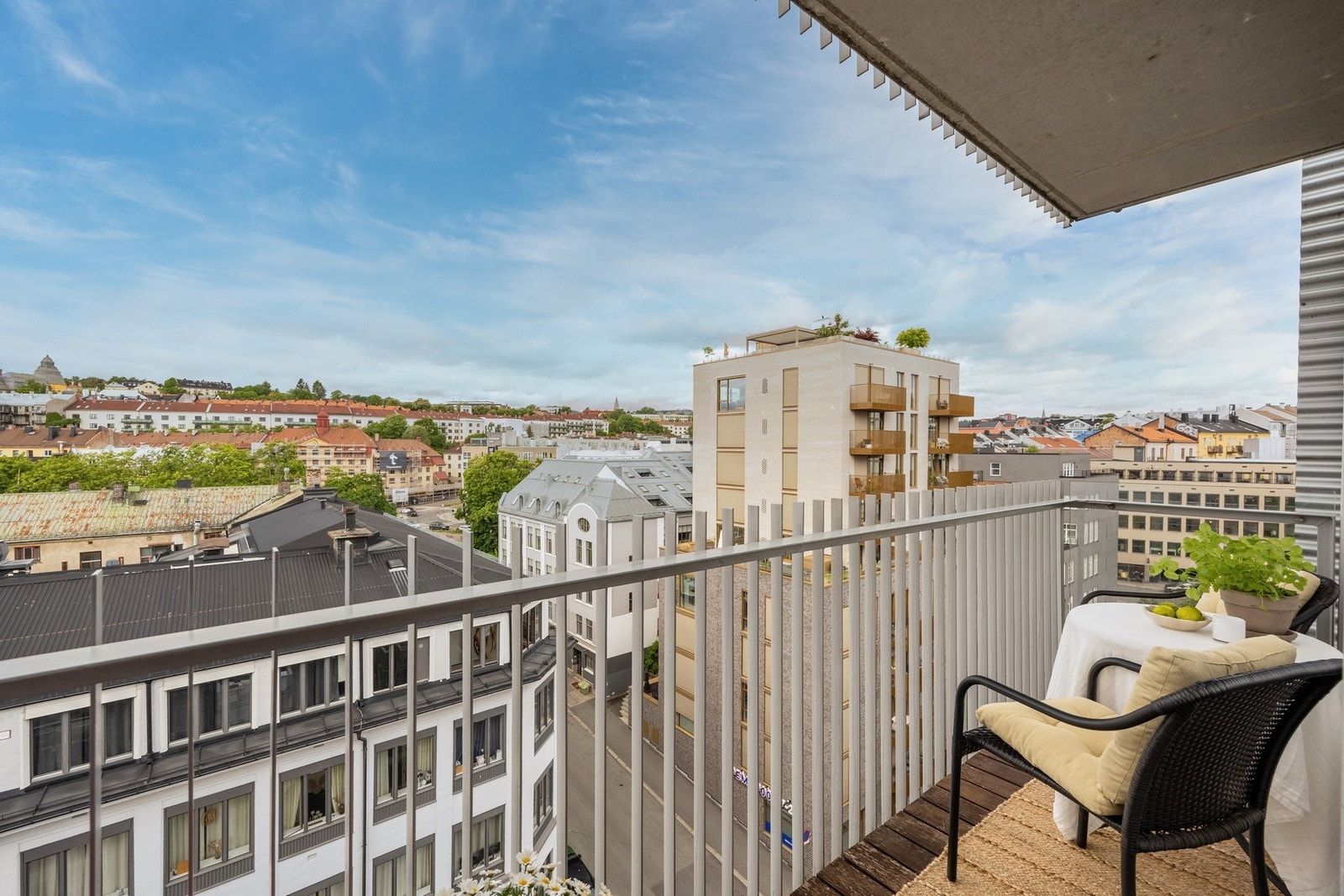 Overtar solen på den andre balkongen fra rundt kl. 14 og følger deg videre gjennom ettermiddagen og kvelden. Galleribilde