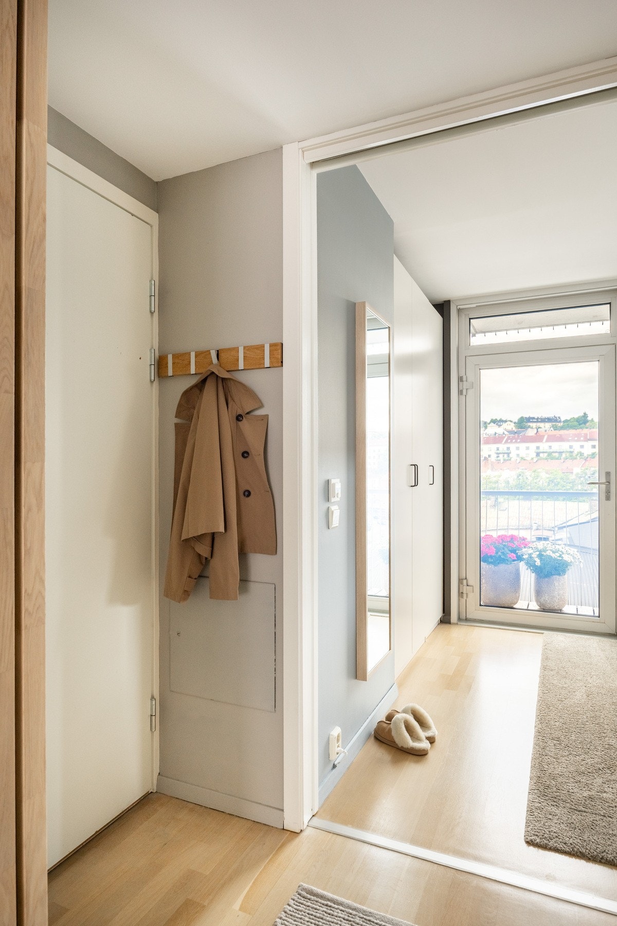 Her blir man ønsket inn i en lys entré med plass til oppheng av yttertøy. Galleribilde