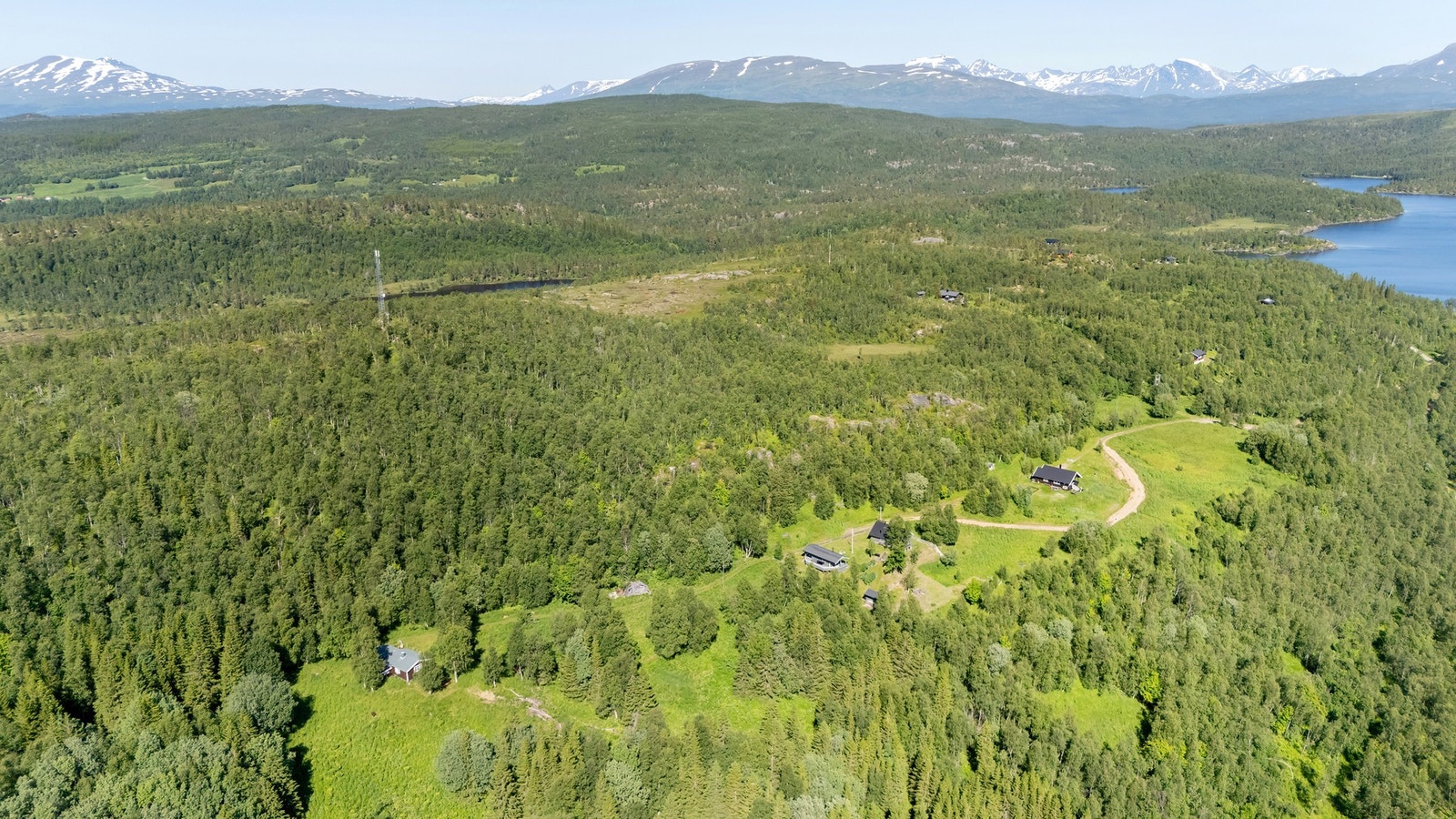 Hytta ligger skjermet i enden av en rolig blindvei - lengst til venstre på bildet her Galleribilde