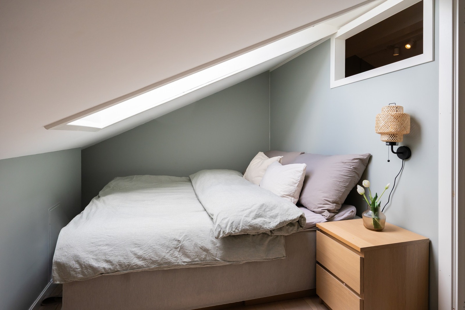 Soverom (ikke byggemeldt) som tidligere var en del av loftstue. Velux takvindu slipper inn godt med dagslys. Galleribilde