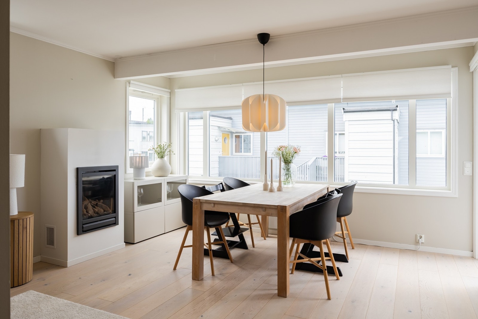 Velkommen til en lekker 4-roms hjørneleilighet over to plan med barnevennlig beliggenhet på Grilstad. Galleribilde