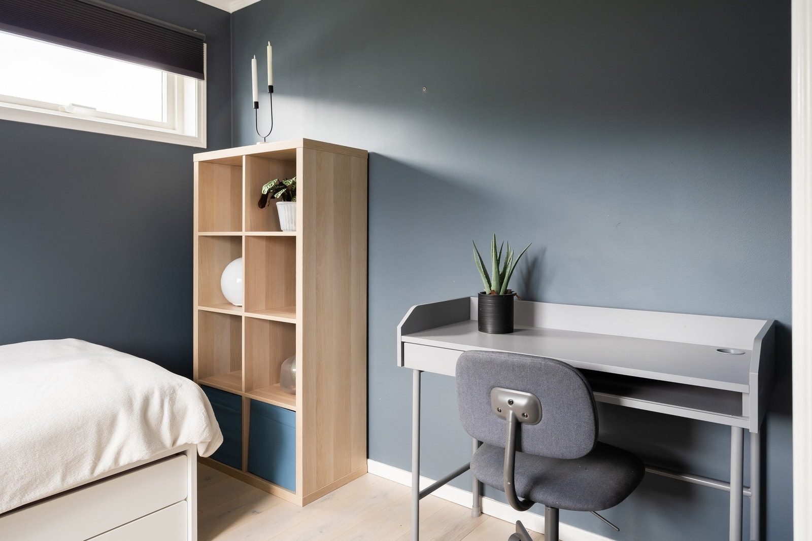 Bra med plass for seng, garderobe og pult. Galleribilde