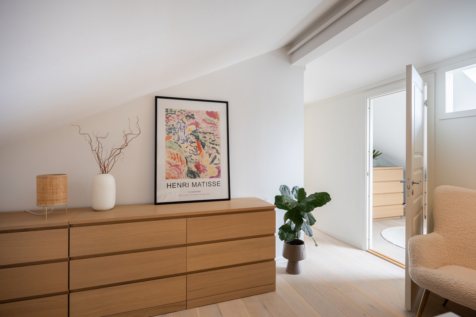 Loftstua er i senere tid delt av for å få til et ekstra soverom. Galleribilde