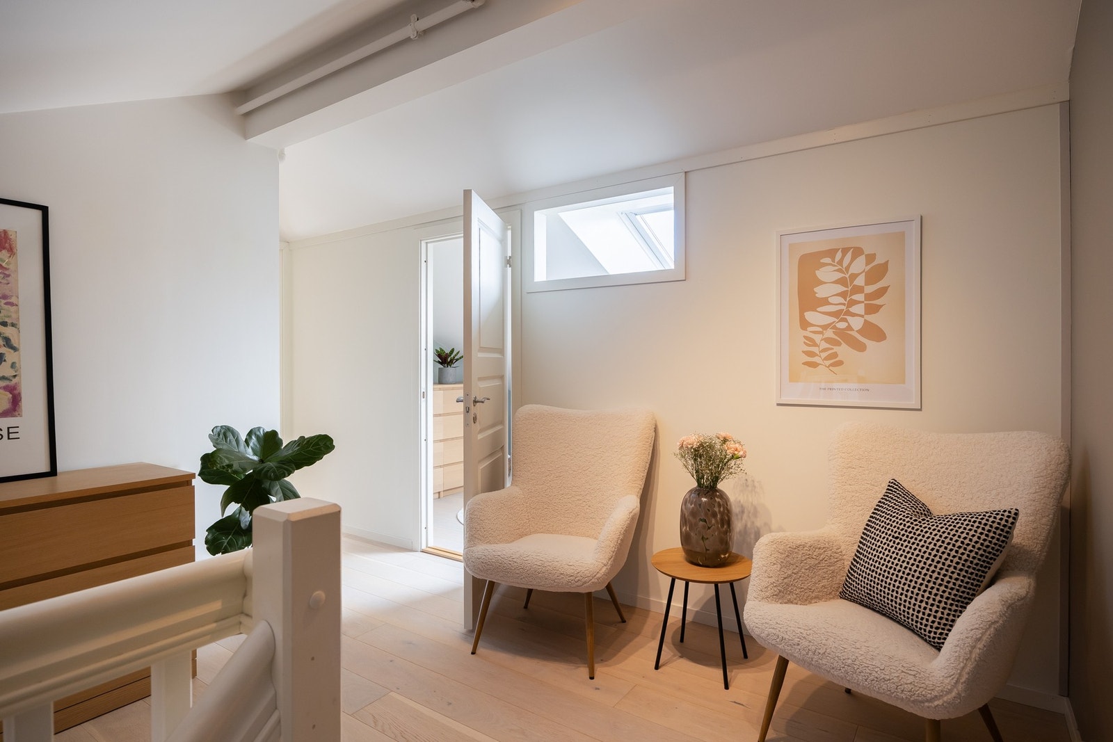 Opp trappen kommer man til ei trivelig loftstue. Galleribilde