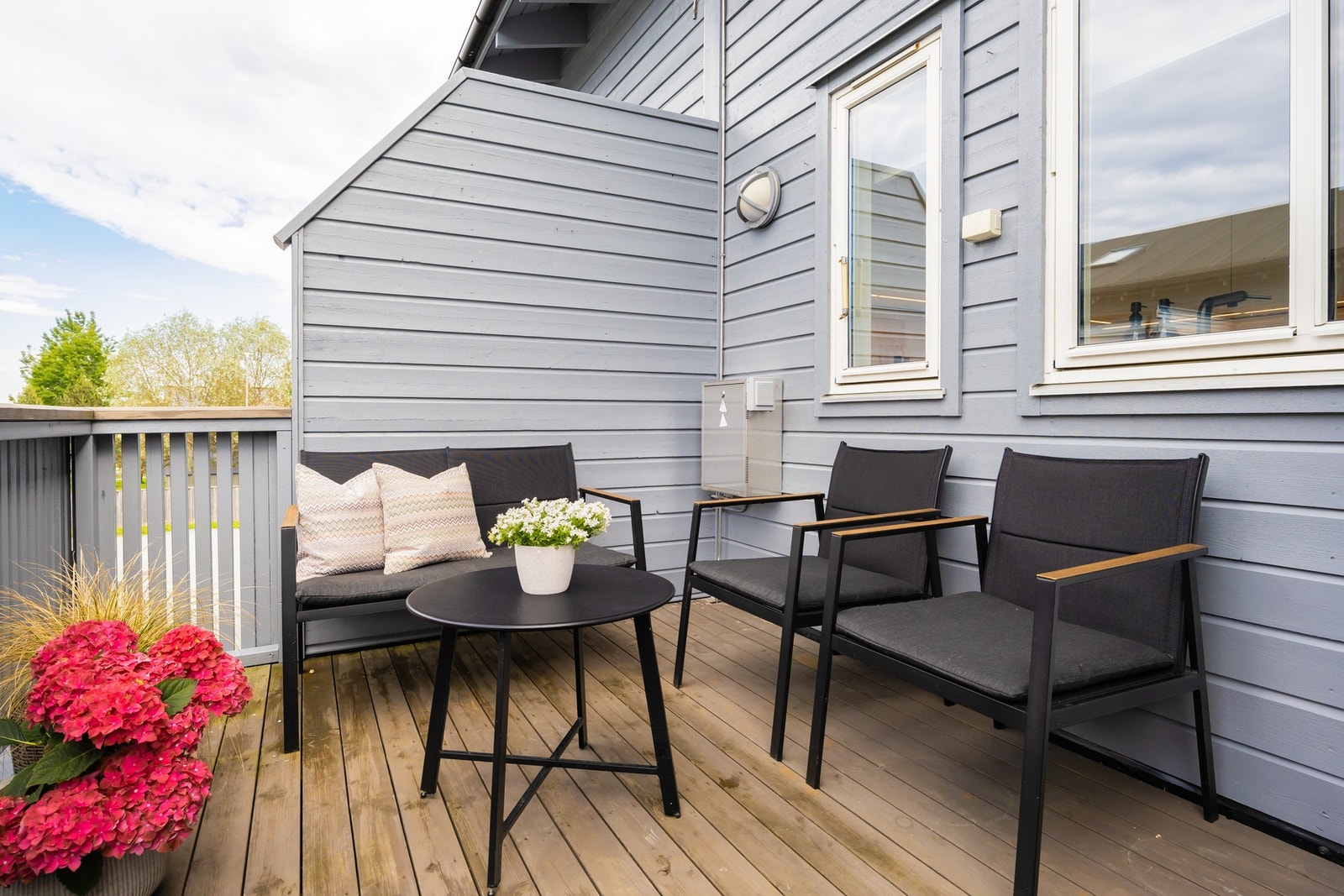 Fra stue har man utgang til en vestvendt balkong på 8 kvm med flotte solforhold på sommerstid. Galleribilde