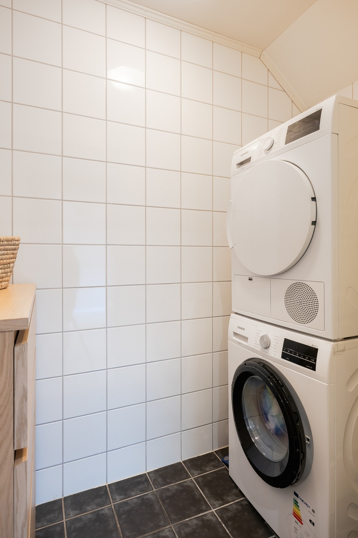 Praktisk vaskerom adskilt fra badet med skyvedør. VVB ble byttet i 2017, er på 200L og er plassert i kjellerboden. Galleribilde