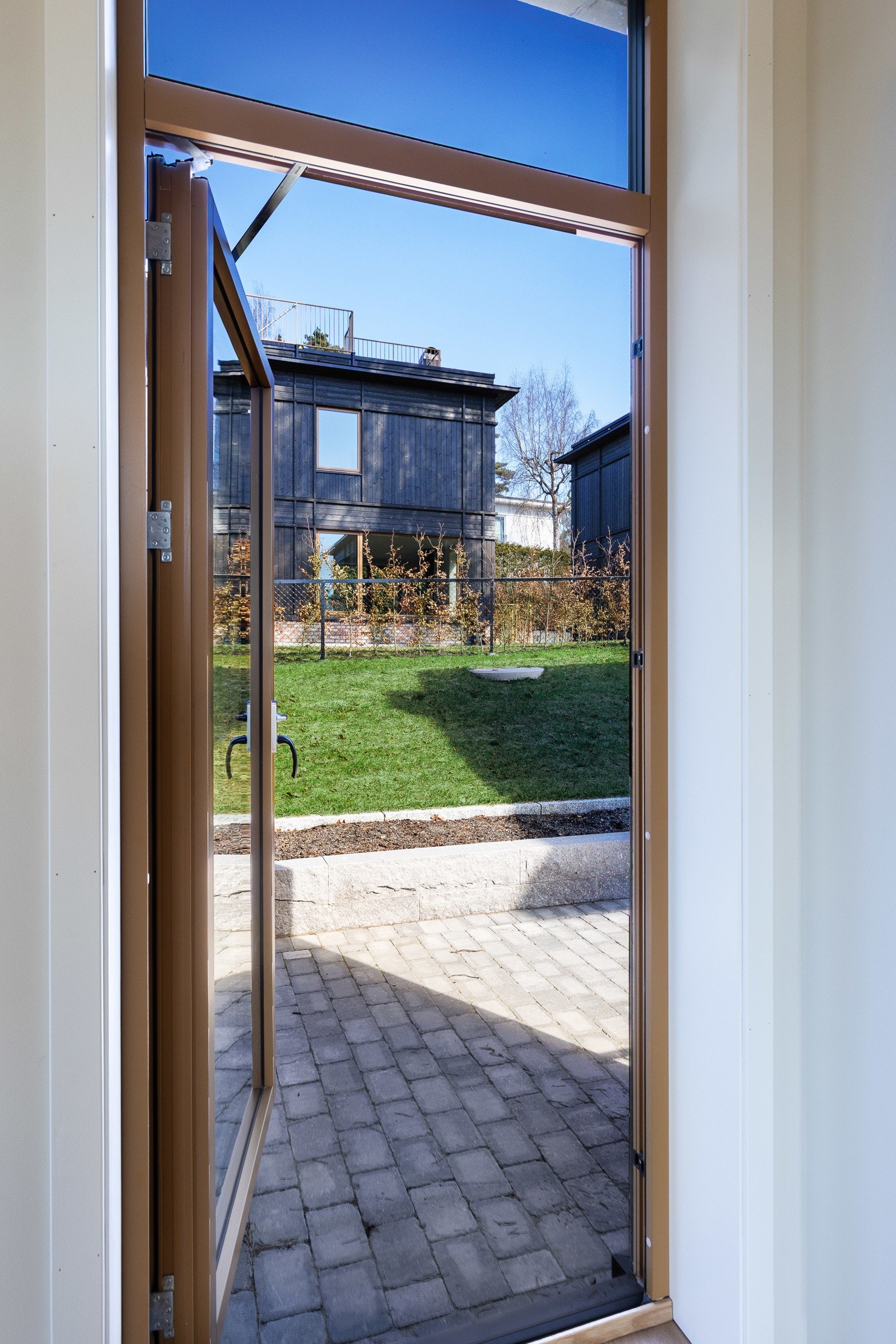 Utgang til terrasse og hage fra stue Galleribilde