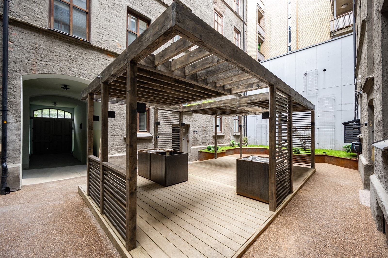 Bakgården er nylig oppgradert med hyggelig sittegrupper og beplantning. Galleribilde