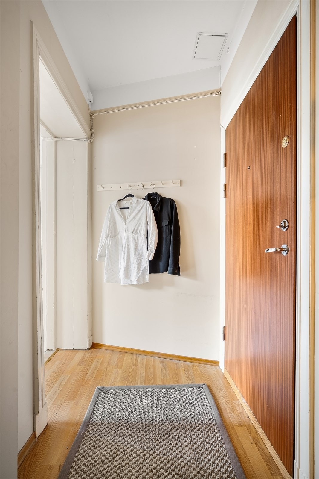 Velkommen inn! I gangen er det god plass til vegghengte knagger og skohylle for oppbevaring av yttertøy. Galleribilde