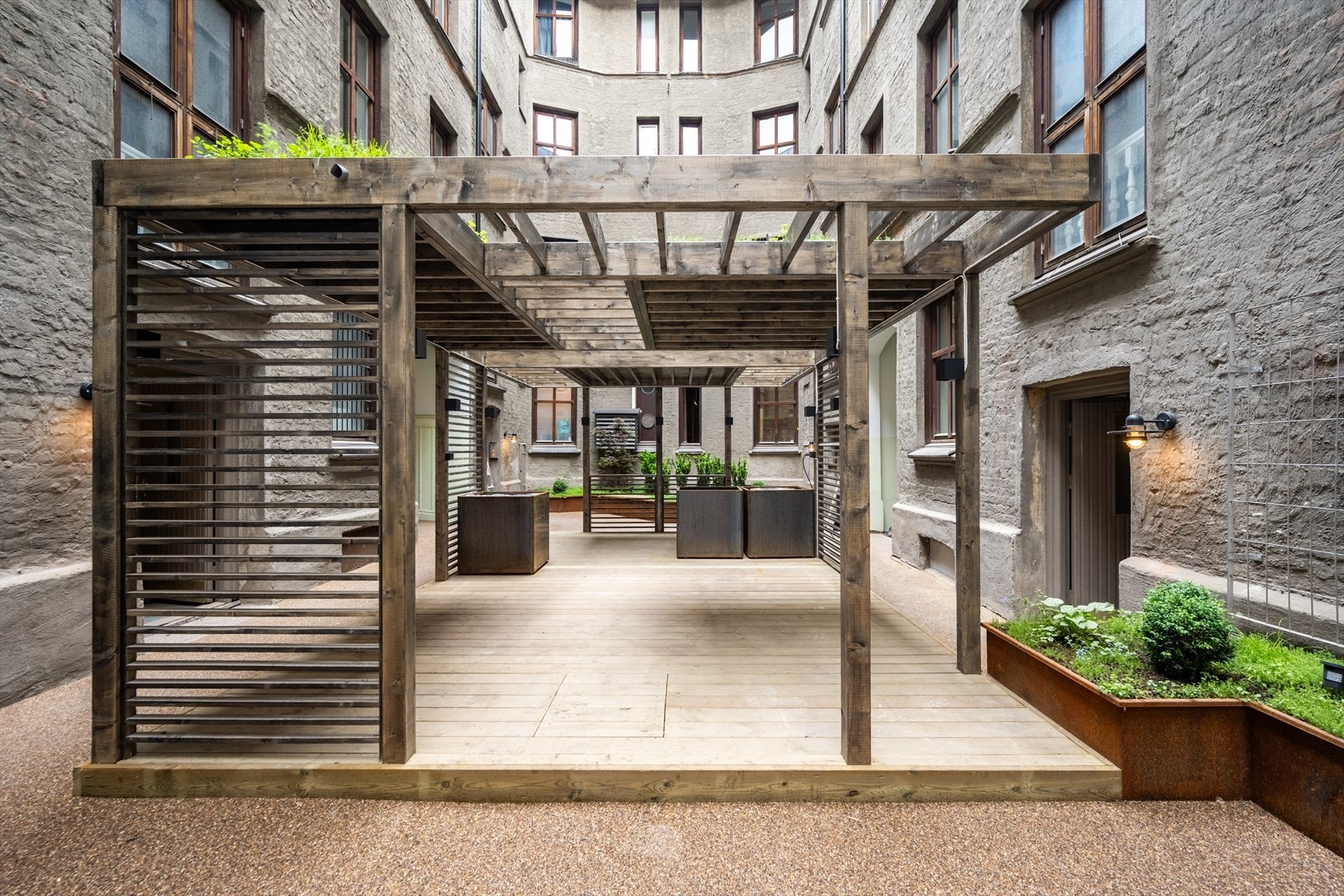 Nyoppført og stor pergola i bakgaården. Galleribilde