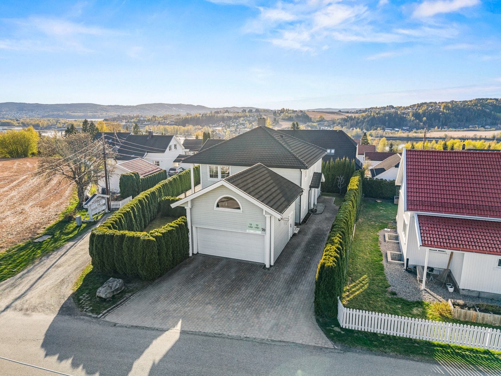 Eiendommen ligger i et rolig og etablert boligområde på Roven i Fetsund. Her bor du i et svært barnevennlig nabolag med fortau hele veien til skoler og barnehager. Galleribilde