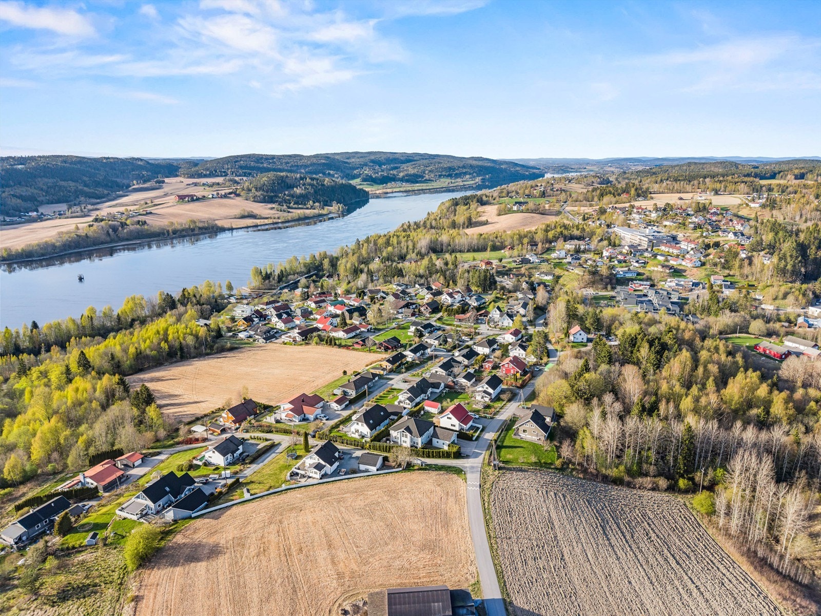 Fra eiendommen er det kort vei til Fetsund sentrum med butikker og servicetilbud. Galleribilde