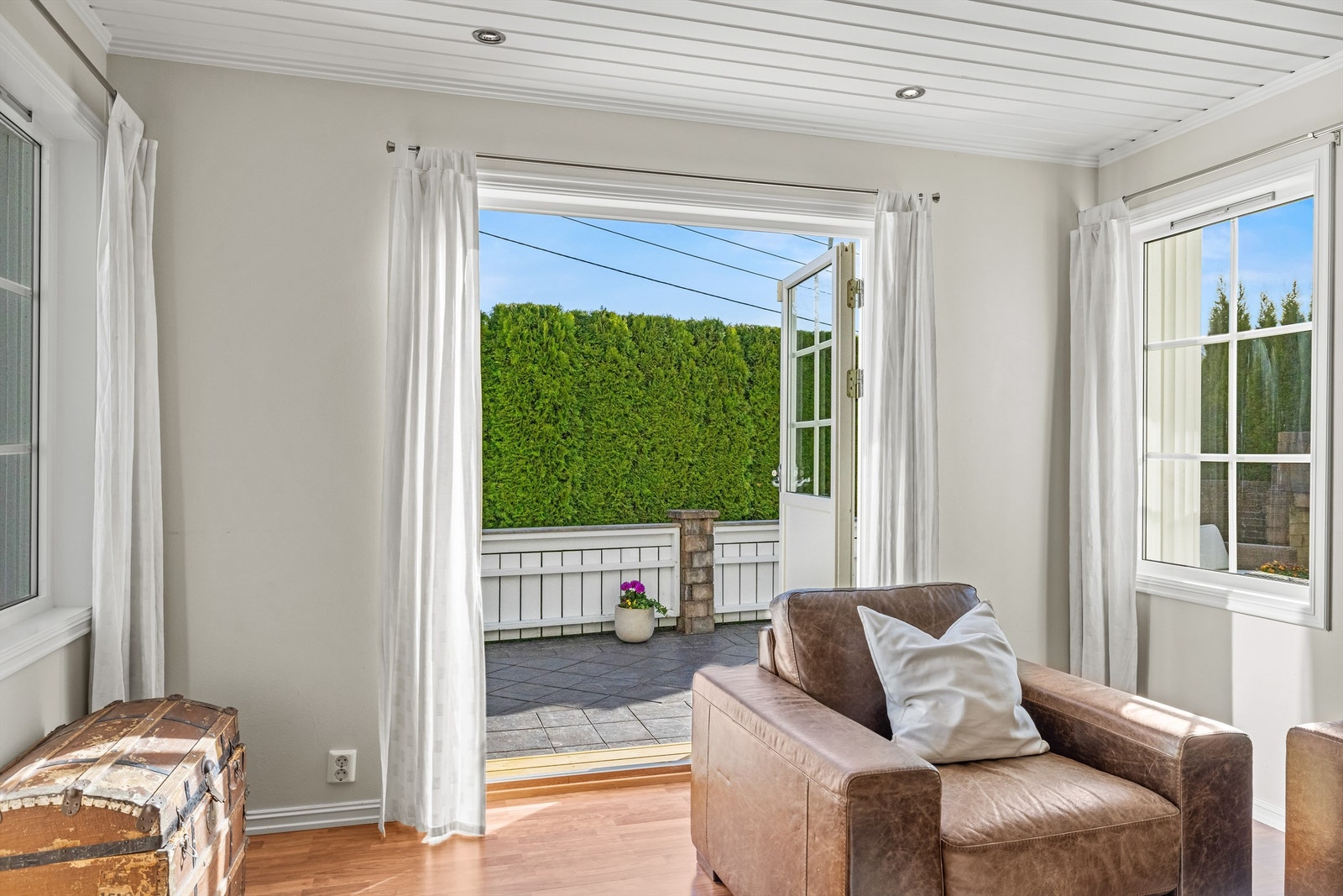 Fra stuen er det utgang til en stor, flislagt terrasseplatting på 63 m². Galleribilde