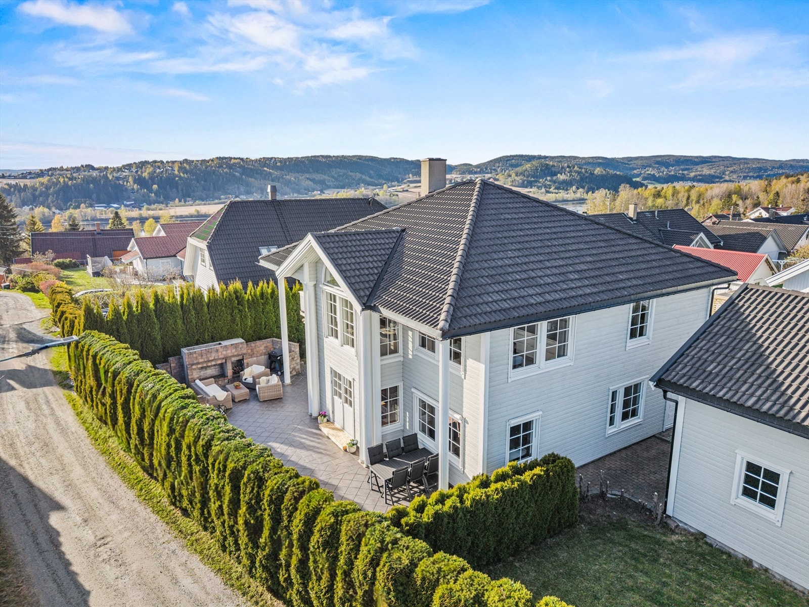 Store uteplasser og gode solforhold gir en perfekt ramme for et godt familieliv. Galleribilde