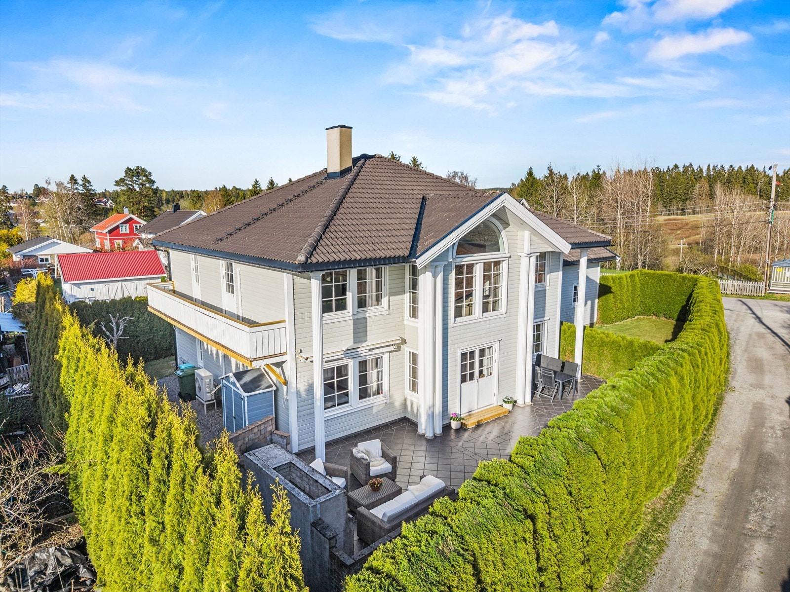 Ramstadveien 70 er en innholdsrik og velholdt enebolig med skjermet og flott opparbeidet tomt. Eiendommen ligger i et rolig og etablert boligområde på Roven i Fetsund. Galleribilde