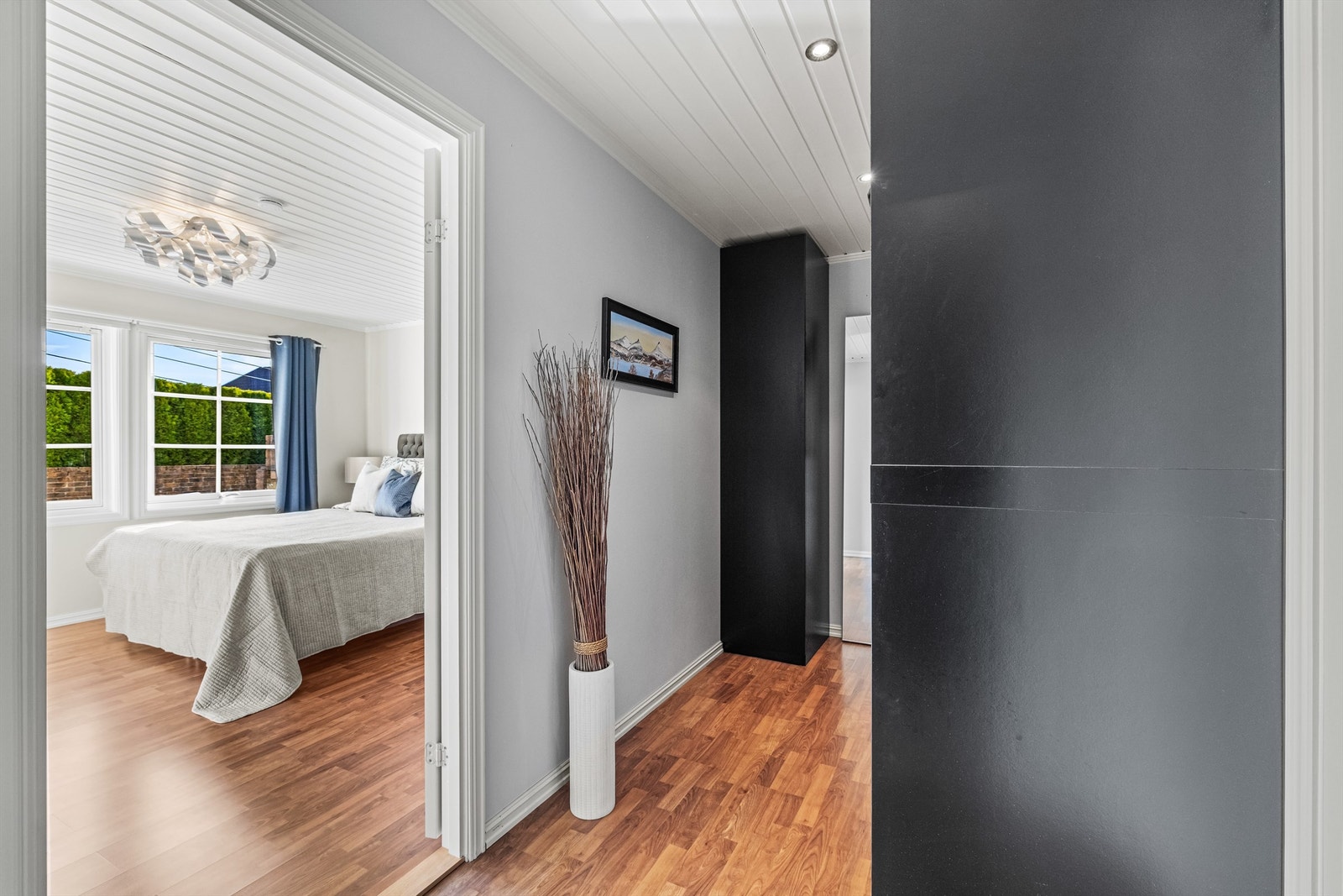 Soveromsavdelingen er plassert i 1.etg. Hovedsoverommet har eget omkledningsrom og bad en suite Galleribilde