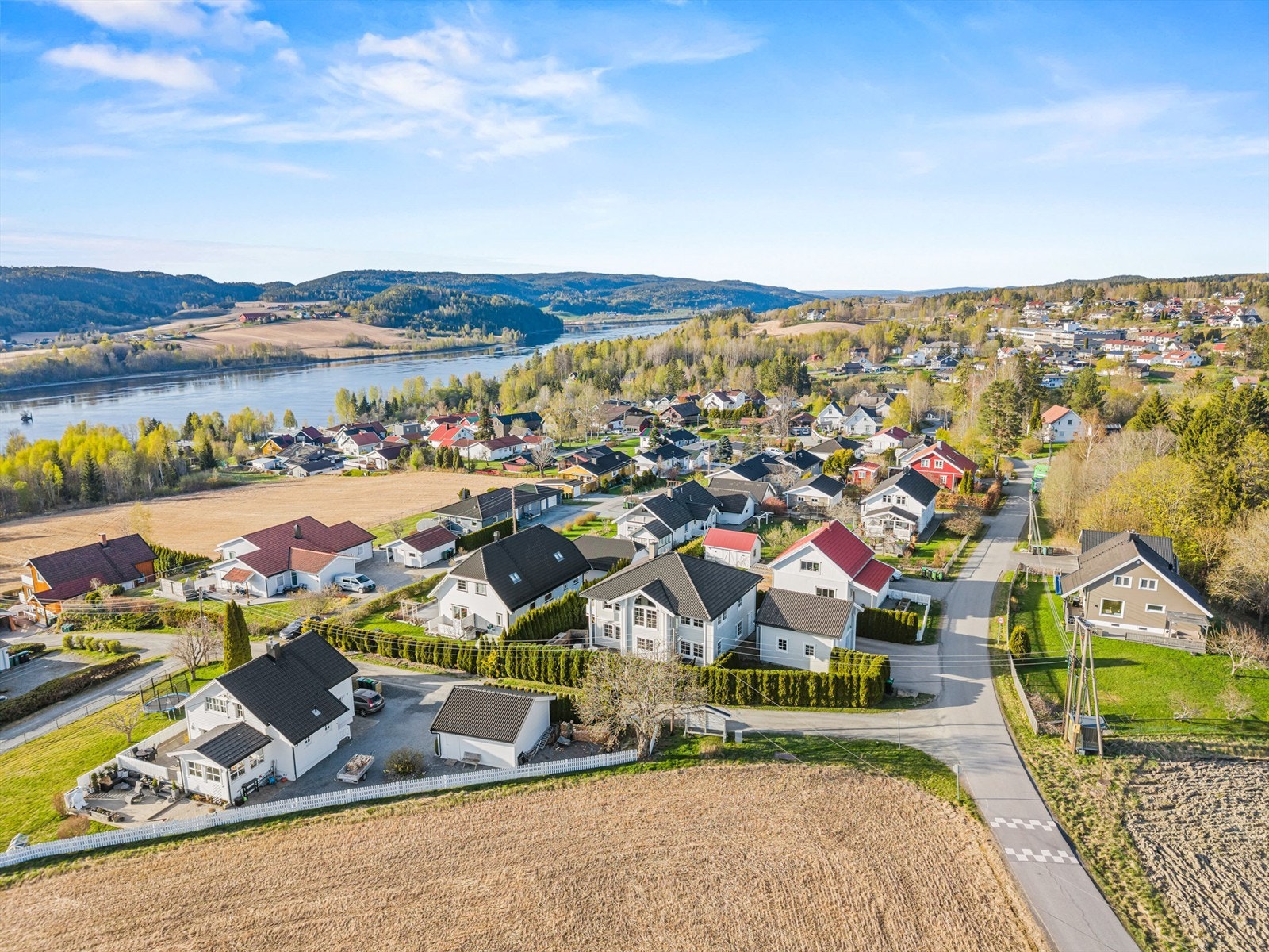 Fra eiendommen er det kort vei til Fetsund sentrum med butikker og servicetilbud. Galleribilde