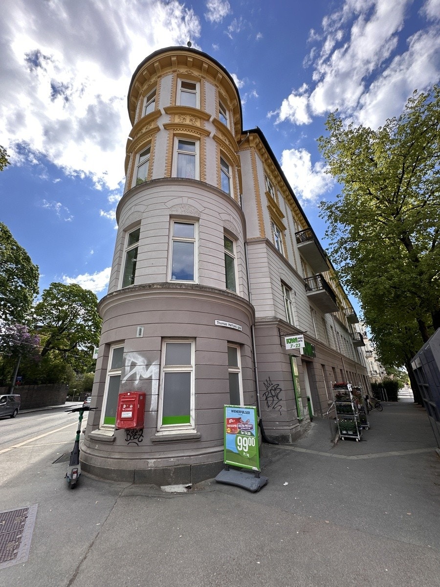 Kiwi butikk 2-300 meter opp i gata Galleribilde
