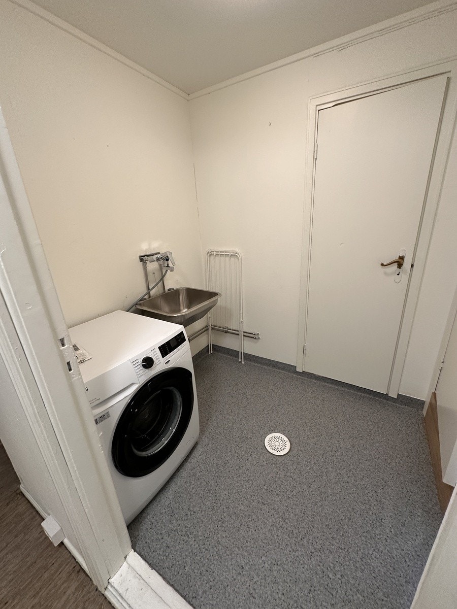 Vaskerom med vaskemaskin Galleribilde