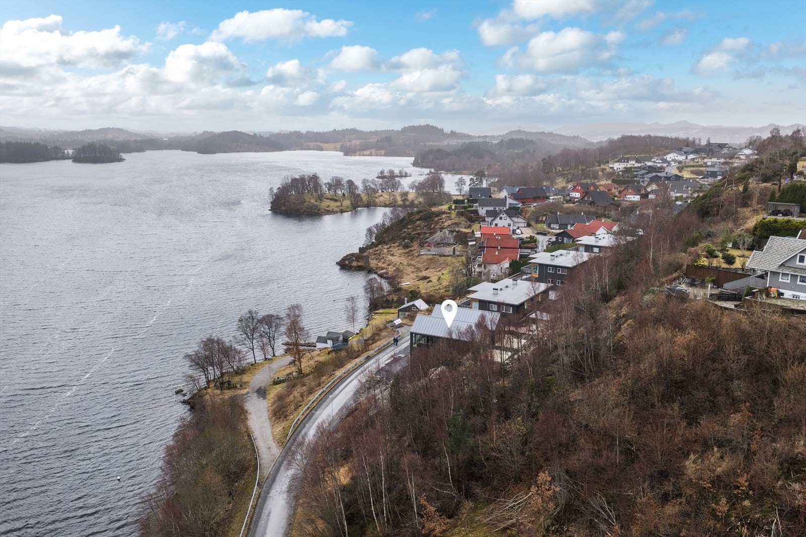 Eiendommen ligger i et rolig og barnevennlig boligområde i Frakkagjerd. Galleribilde