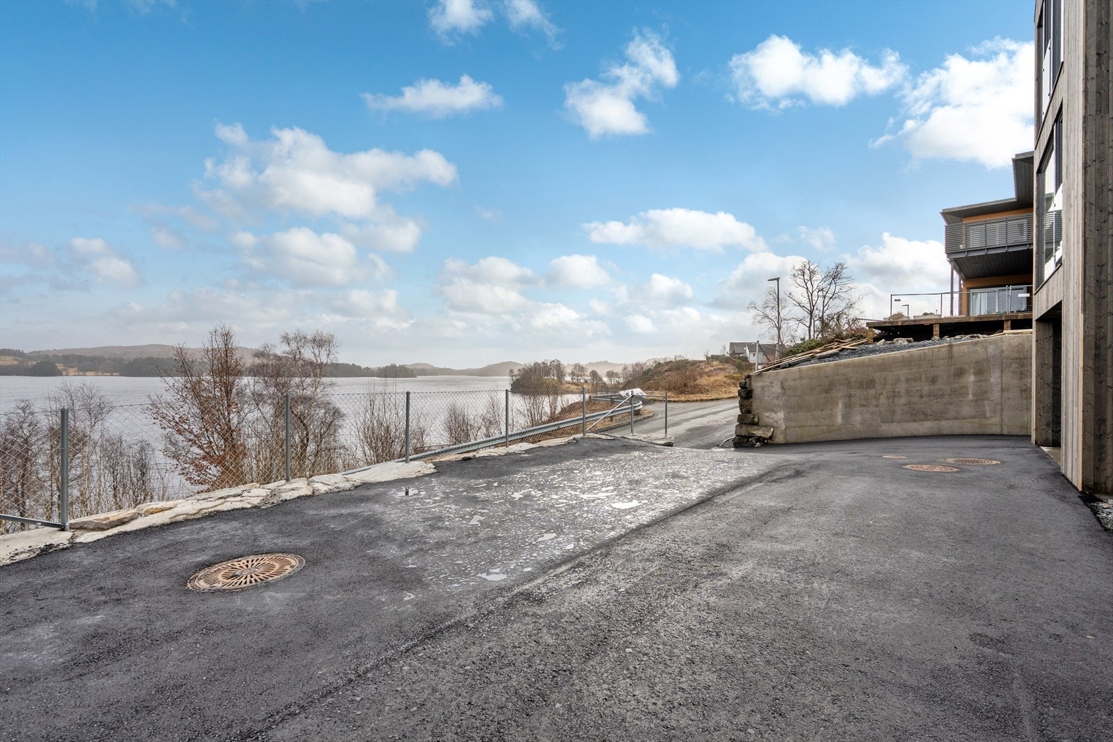 Asfaltert gårdsplass med god plass til parkering. Galleribilde