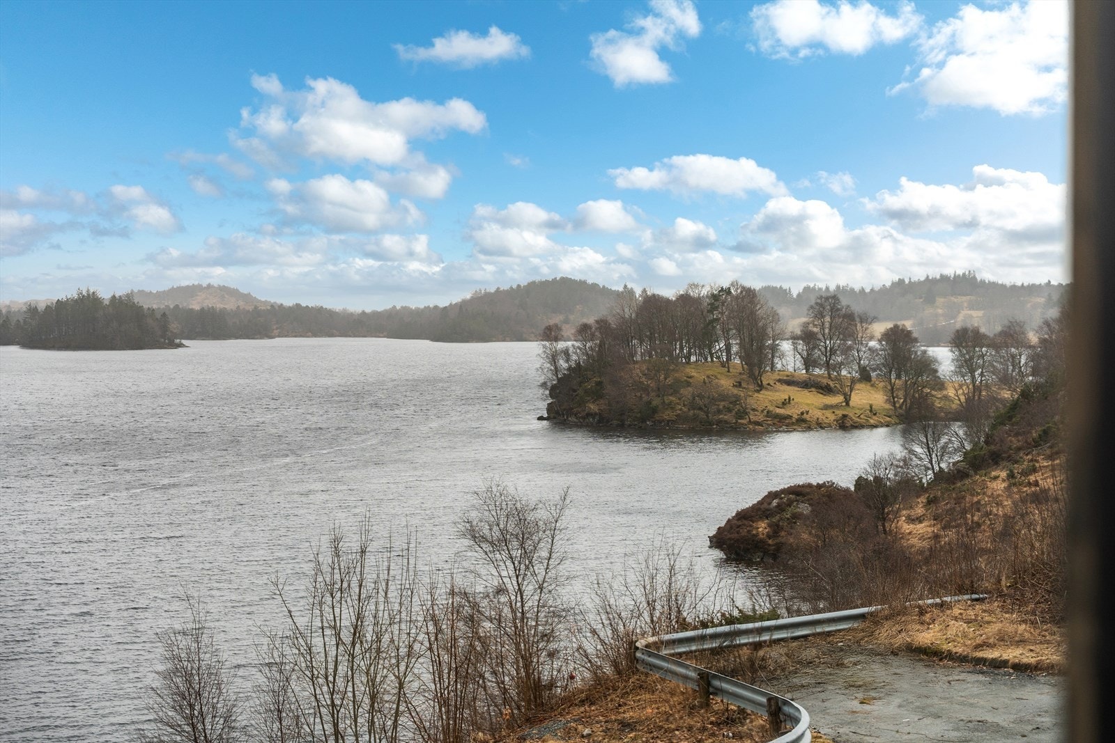 Utsikt over det naturskjønne landskapet som omgir eiendommen. Galleribilde