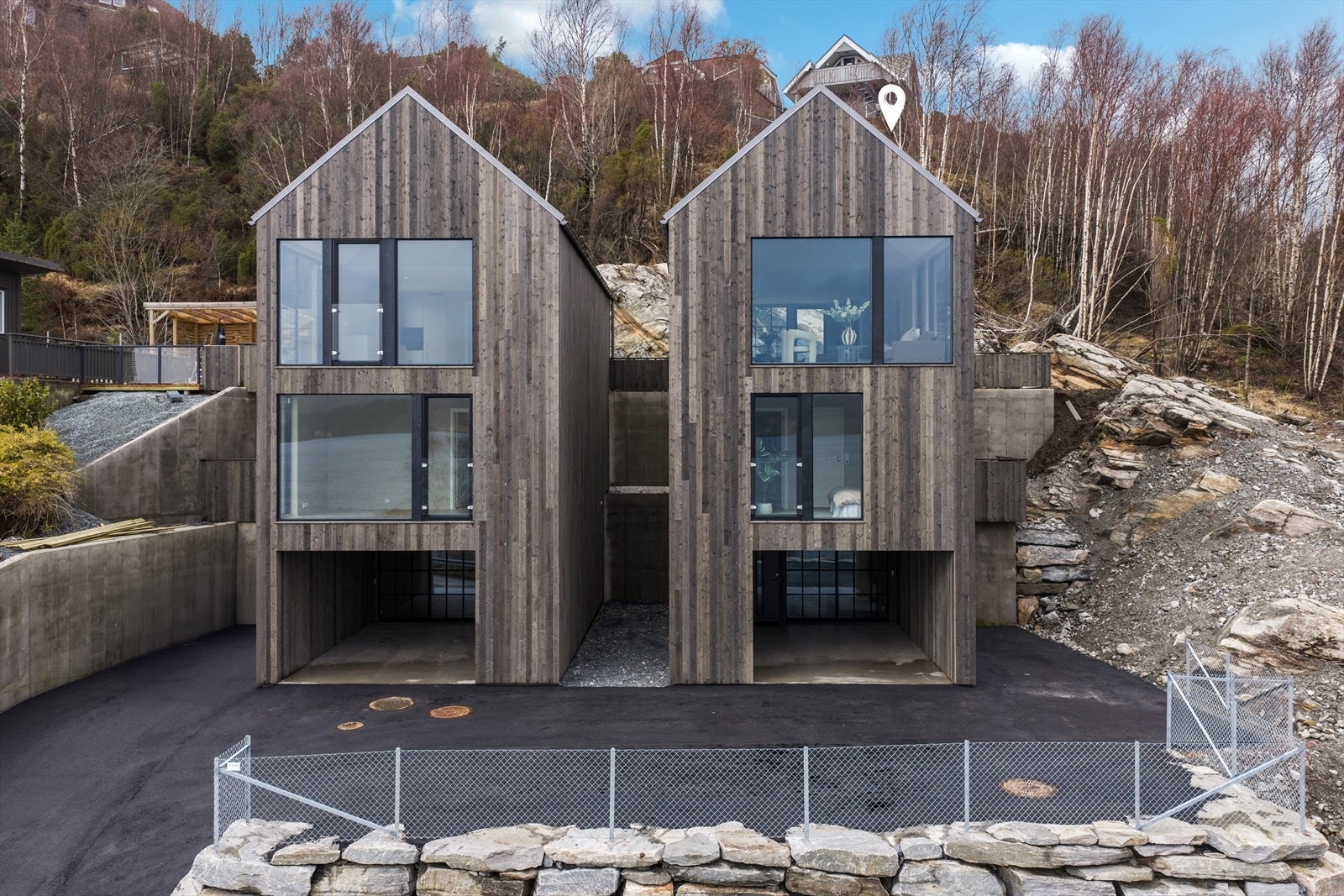 En arkitektonisk markant bolig med vedlikeholdsvennlig trekledning og integrert carport. Galleribilde