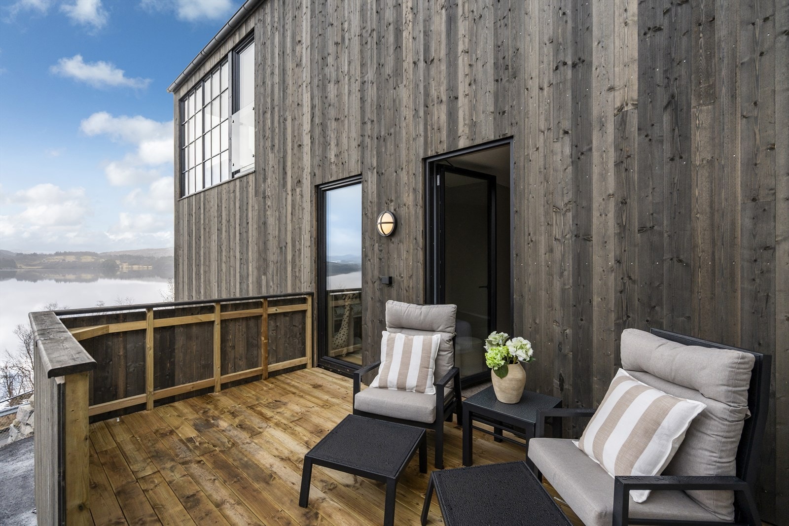 Terrassen utenfor soverommene i 2. etasje gir en privat uteplass med utsikt. Galleribilde