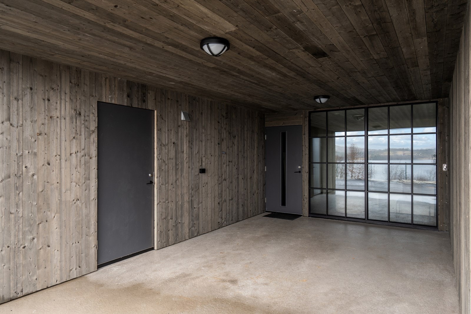 Fra carporten er det direkte adkomst til både bolig og sportsbod. Glassveggen gir et spennende innsyn. Galleribilde