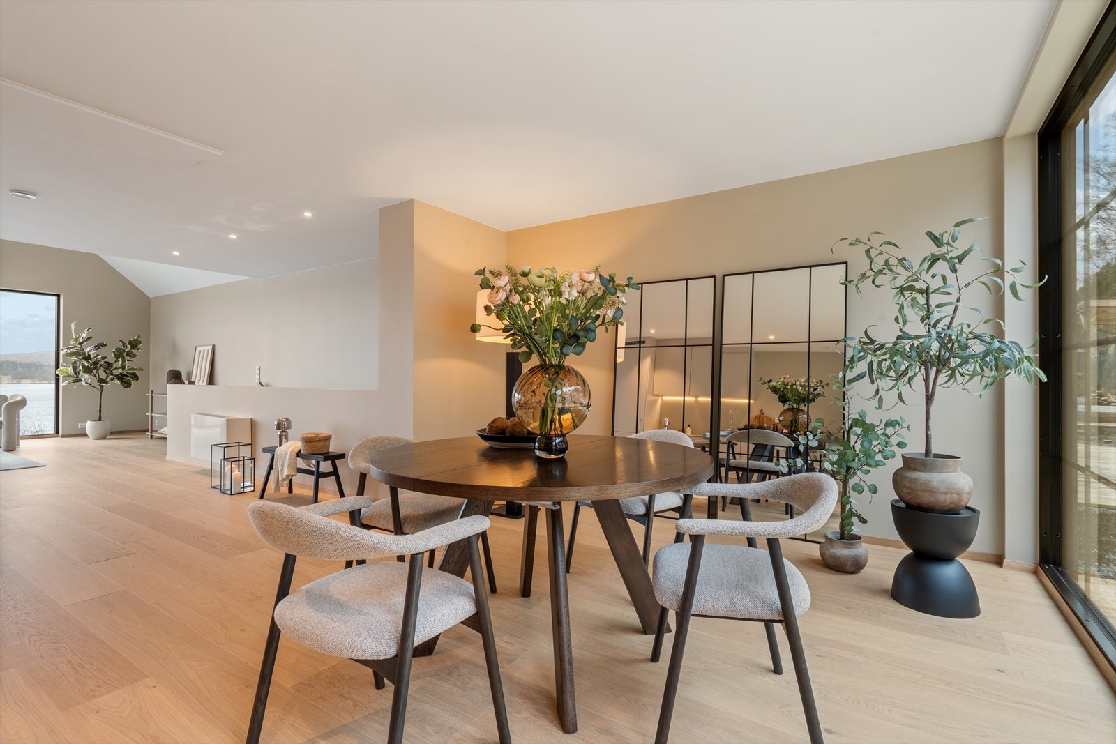 Parkett fra Bjelin i herdet eik. Galleribilde