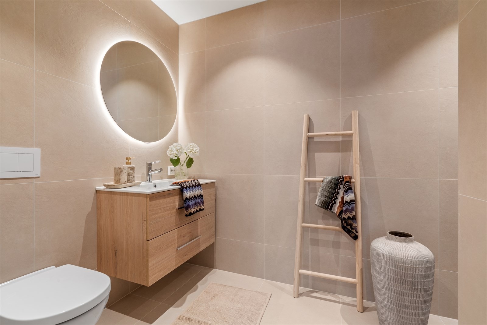 Hovedbadet har en elegant servantinnredning med god oppbevaringsplass og vegghengt toalett. Galleribilde