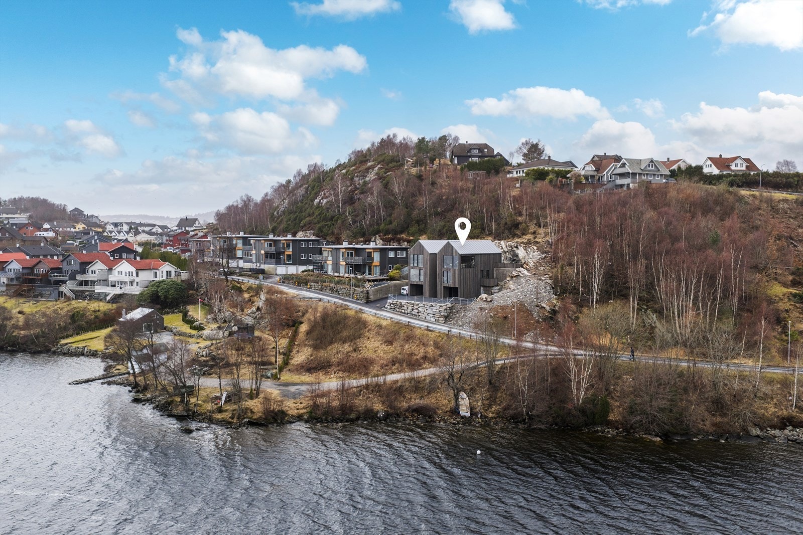 Fra eiendommen er det kort vei til både skoler og barnehager. Galleribilde