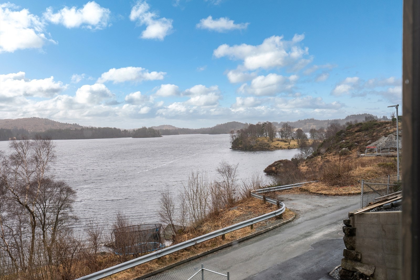 Nyt utsikten fra en av boligens mange vinduer eller terrasser. Galleribilde
