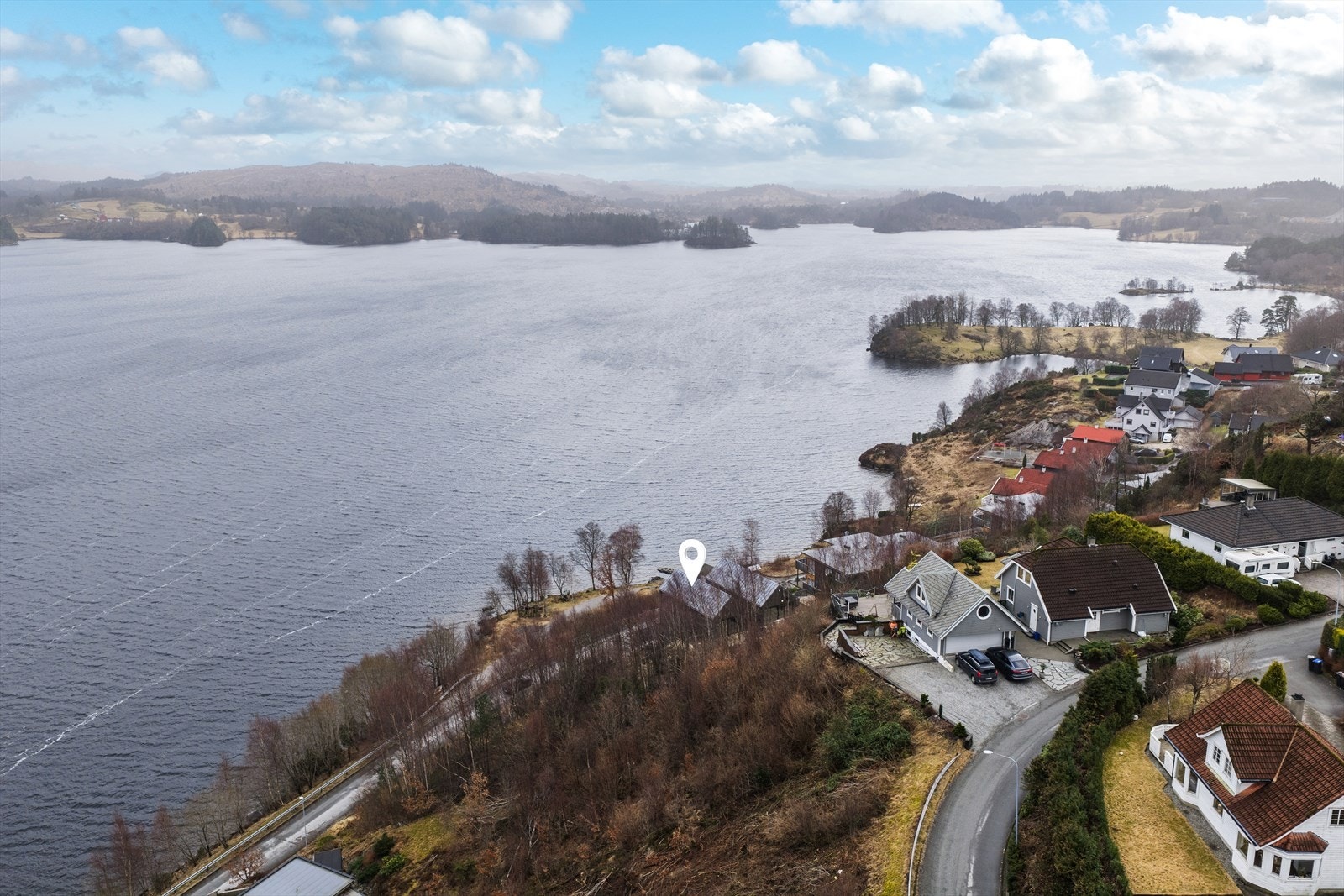 Området består hovedsakelig av eneboliger og rekkehus. Galleribilde