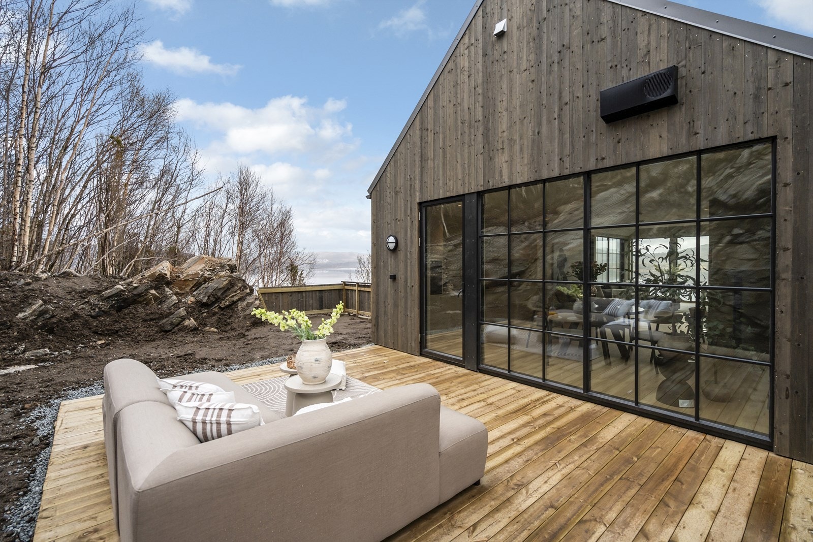 Fra stue og kjøkken i 3. etasje er det direkte utgang til en usjenert terrasse, omkranset av natur. Galleribilde