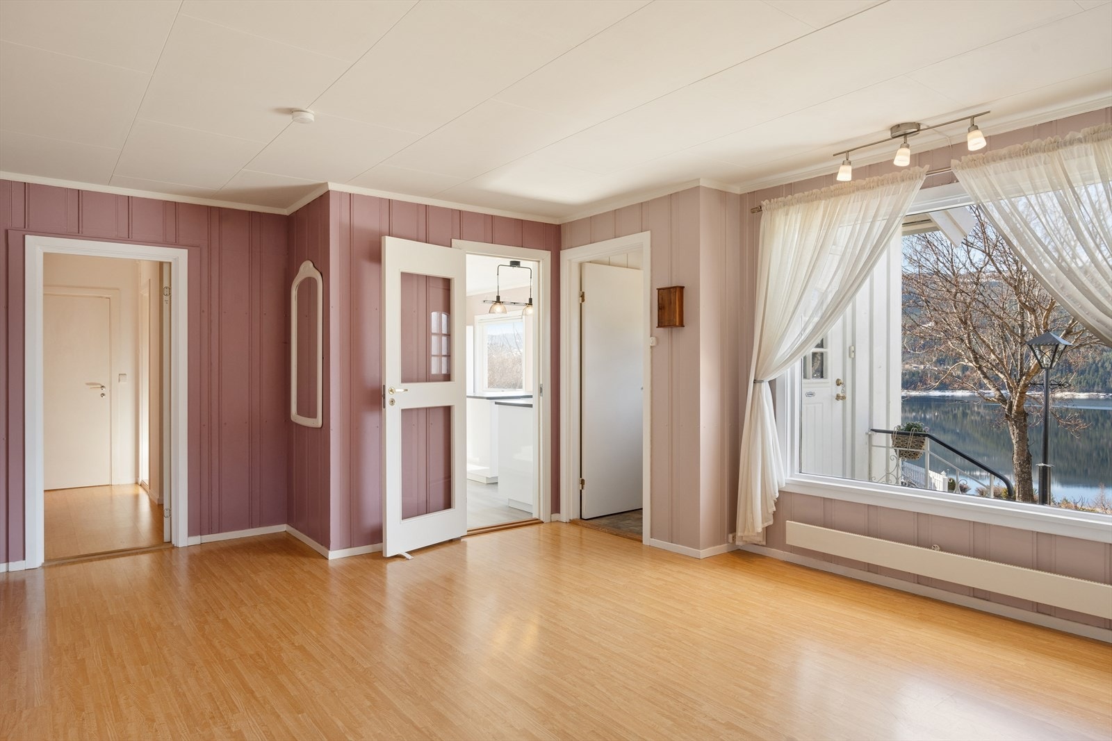 Man ønskes velkommen inn i en entré som leder videre inn til en romslig hall hvor man har god plass til å møblere med garderobe hvor man kan henge fra seg yttertøy og sko. Hallen vil også være en naturlig del av stuen. Galleribilde