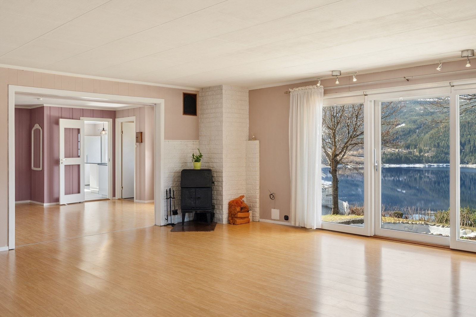 Stuen er lys og innbydende med store vindusflater som gir rikelig med naturlig lys og en flott utsikt. Galleribilde