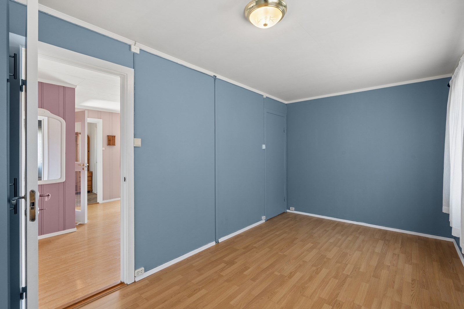 Boligen har to soverom i hovedetasjen. Begge soverommene er av god størrelse og har rom for både seng, garderobe og tilhørende møblement. Galleribilde