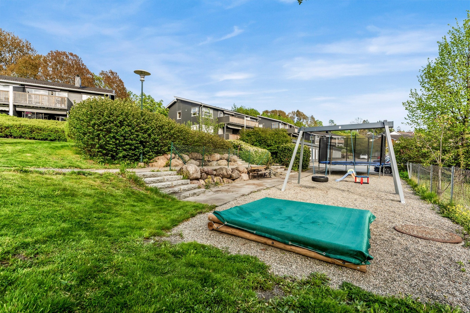Nyere og flott lekeplass på området Galleribilde