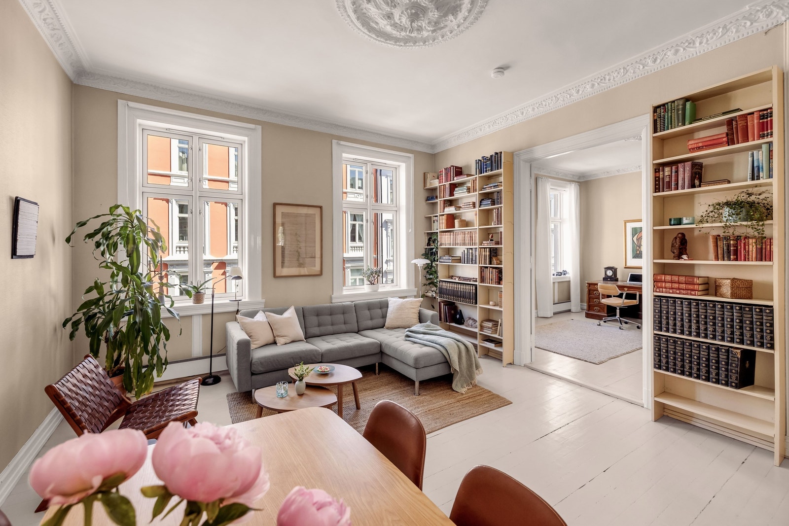 Fra stuen er det doble dører inn til dagens soverom, som også kan benyttes som et ekstra oppholdsrom dersom man ønsker to stuer på rad. Galleribilde