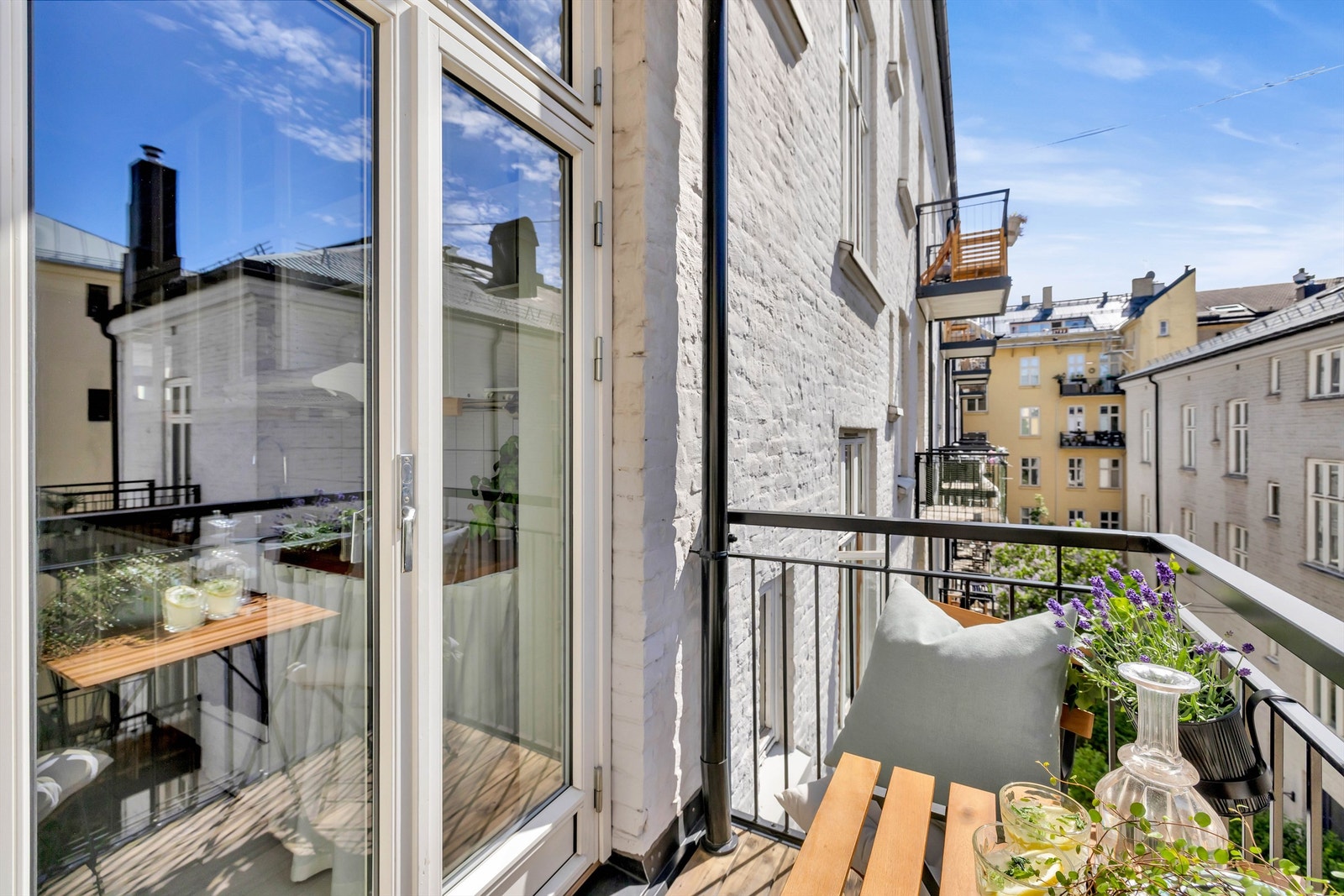 Selger opplyser at solen treffer balkongen fra omkring kl. 12 og blir værende utover ettermiddagen og tidlig kveld. Galleribilde