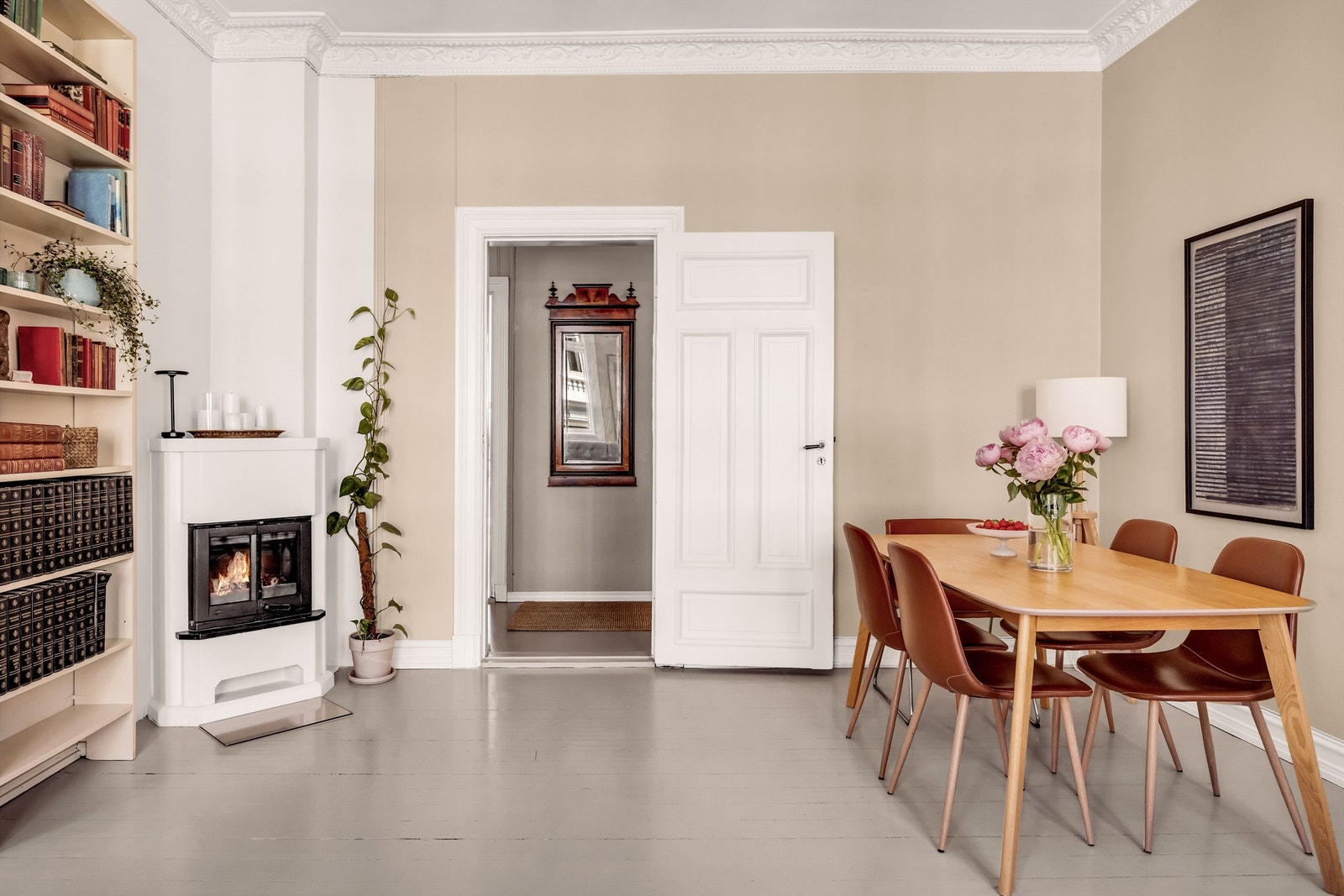 Rommet har god plass til både sofagruppe og spisebord, med fleksible møbleringsmuligheter. Galleribilde