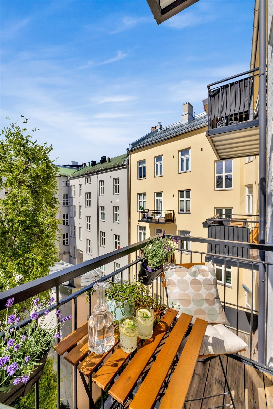 Balkongen vender inn mot en rolig og hyggelig bakgård. Galleribilde