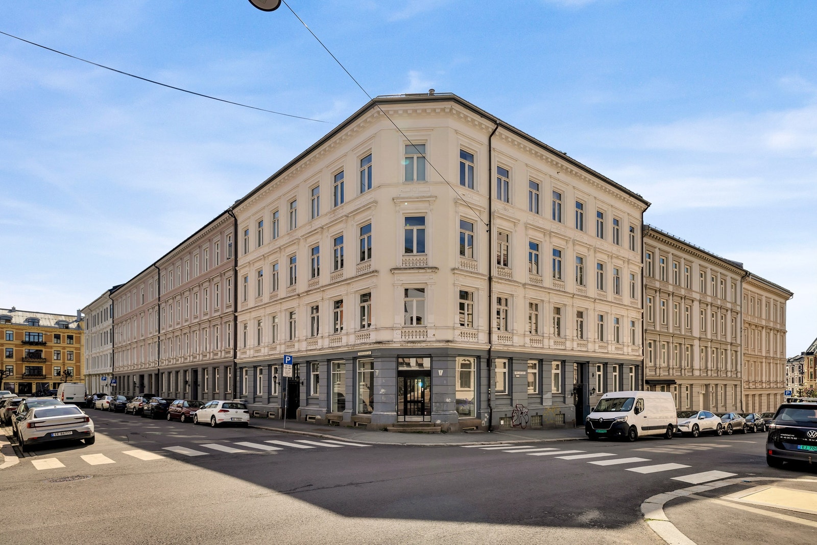 Beliggenhet i rolig sidegate. Galleribilde