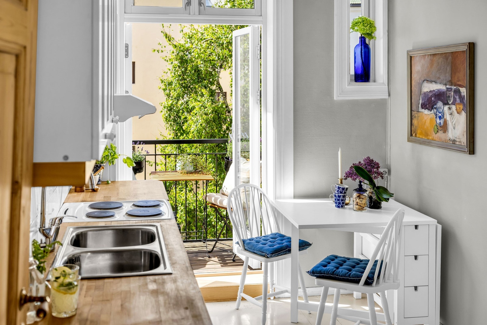 Leiligheten har en god og funksjonell planløsning, samt utgang til balkong fra kjøkkenet. Foto: Isnitt Galleribilde