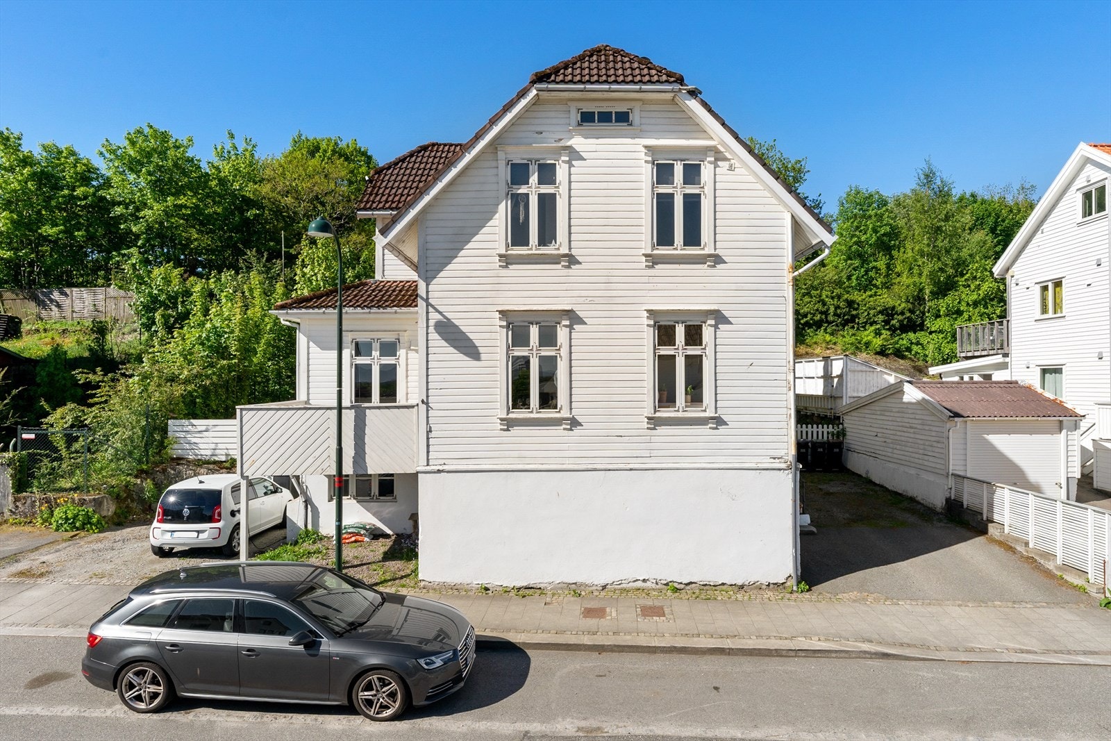 - På sørsiden av eiendommen mot Nymansveien er det tilrettelagt for parkering til de tre seksjonene foran huset - Galleribilde