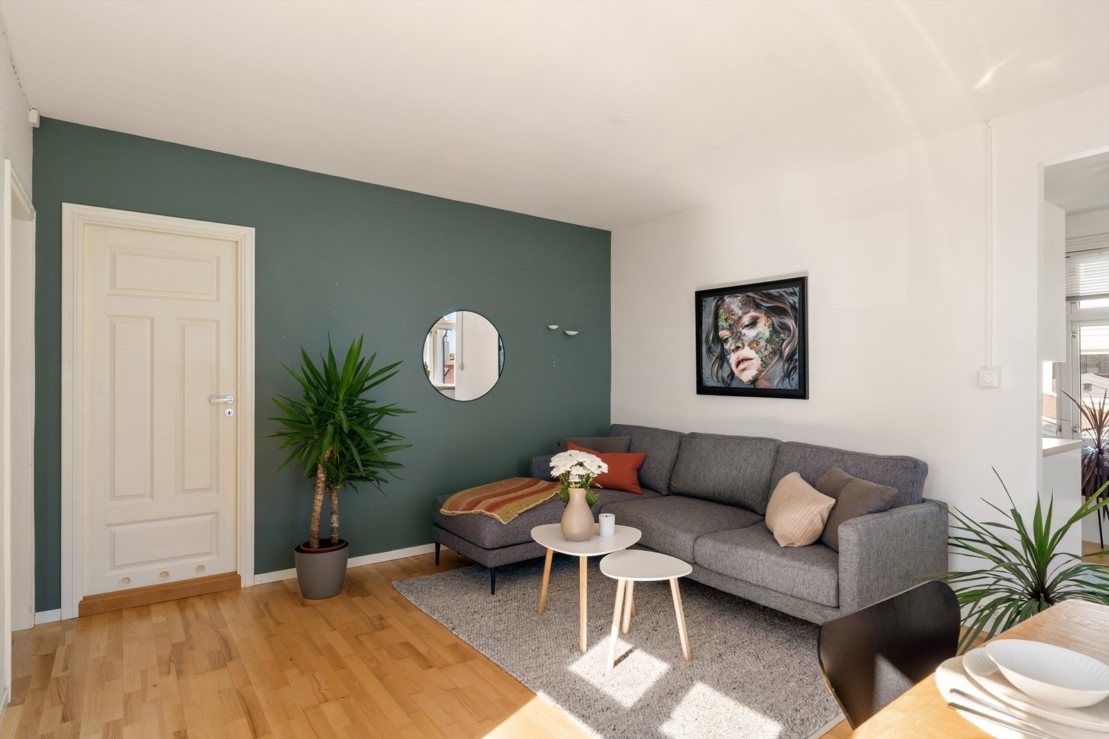 - Romslig stue med plass til både sofagruppe og spisebord - Galleribilde
