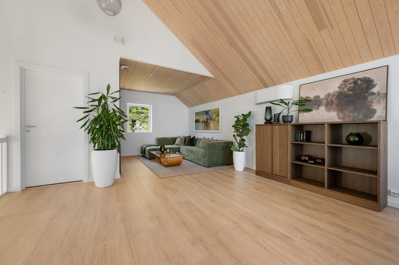 Stor, praktisk loftplass over stuen/soverommet Galleribilde