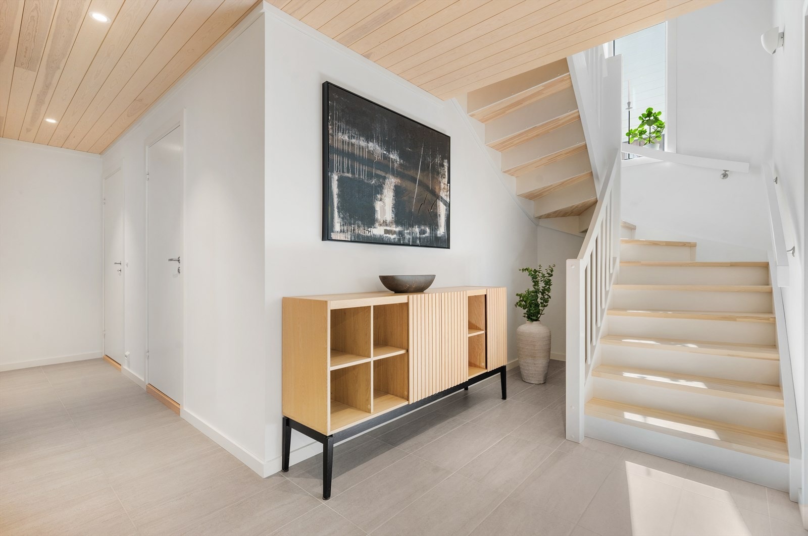 Flislagt gang med varmekabler. Mulighet for oppbevaring under trappen Galleribilde